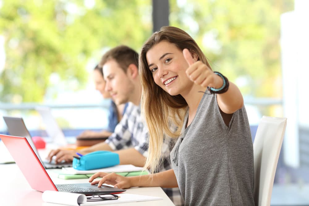Tevreden student in een inspirerende onderwijsomgeving